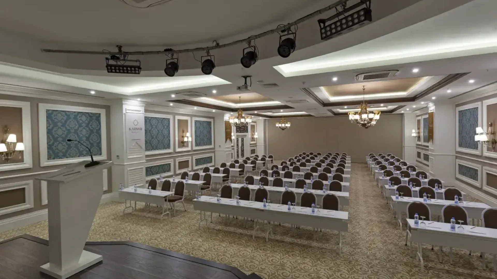 Toplantı salonu - tiyatro düzeni