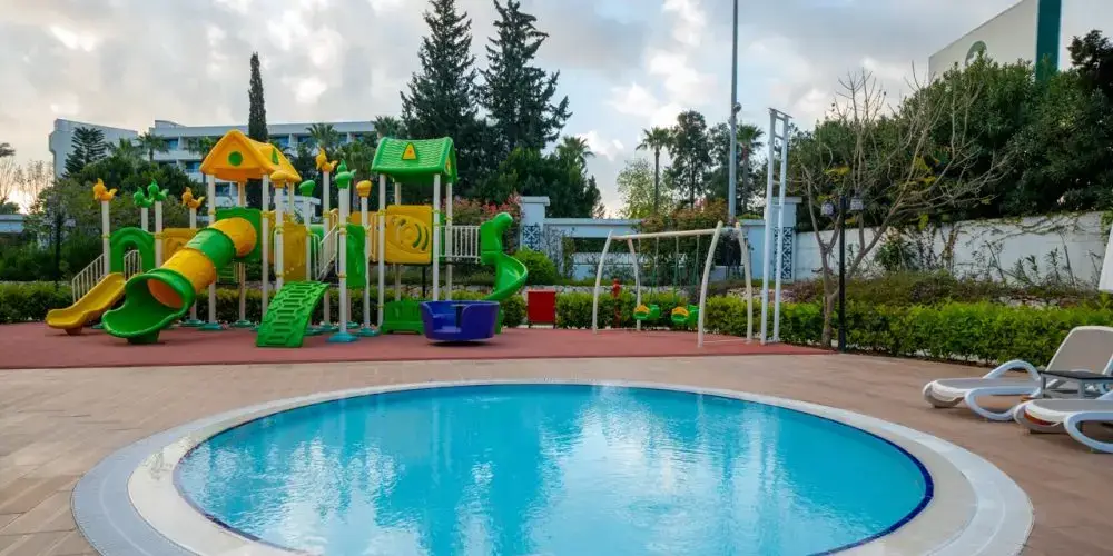 Mini Club - havuz kenarı oyun parkı